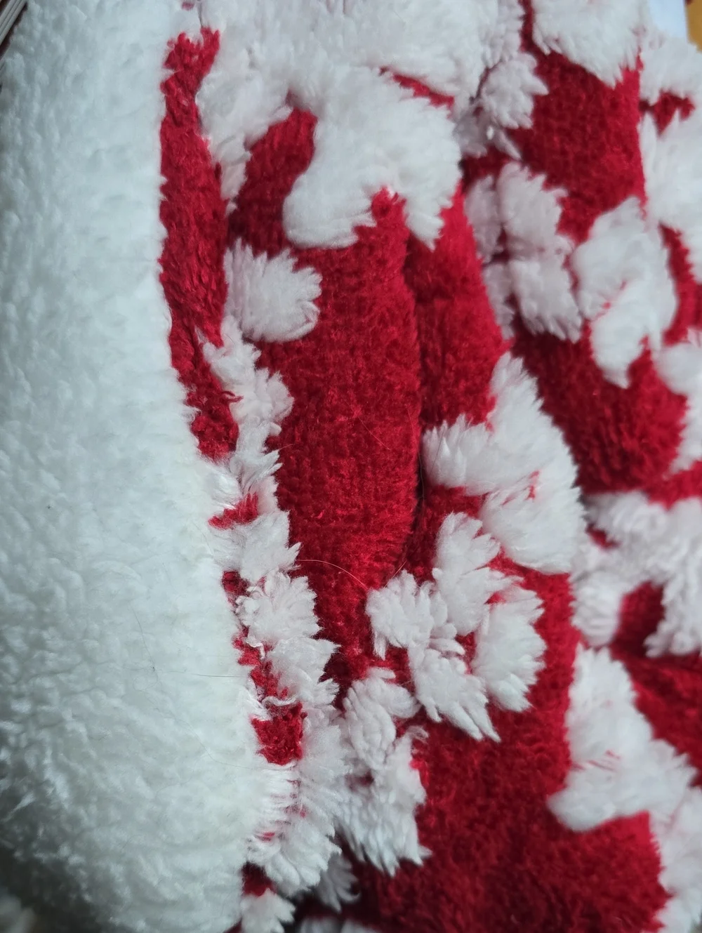 NORTH POLE FAUX MINK TO SHERPA RED AND WHITE SOFT REVERSIBLE THROW